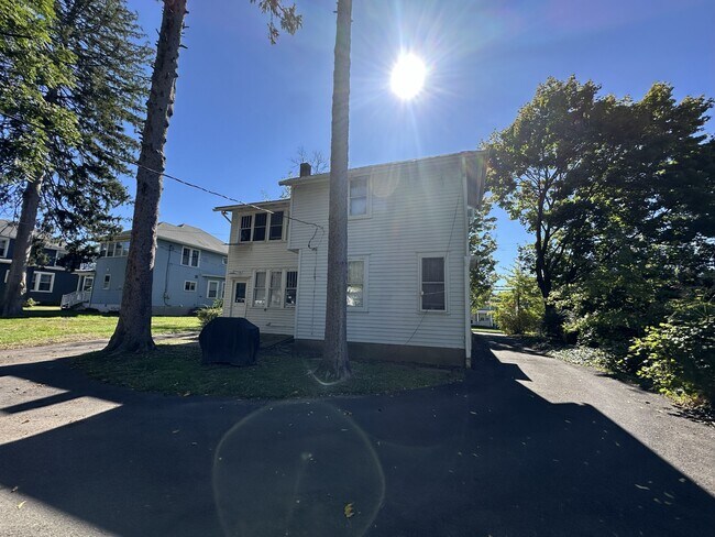 Foto del edificio - 739 Bloom Rd