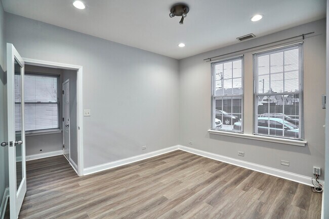 Building Photo - 4861 W Dakin St