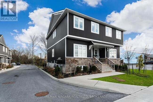 Photo du bâtiment - 8196 McLeod Rd