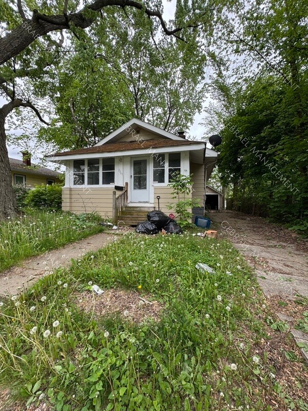 Primary Photo - 2561 Tyrone St