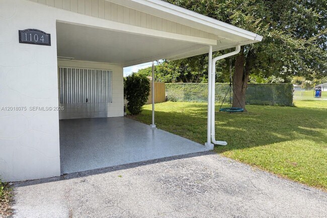 Building Photo - 1104 E Jasmine Rd