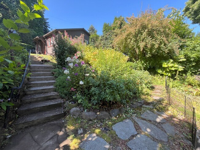 Foto del edificio - Historic 2-Bedroom Home with Vintage Charm...