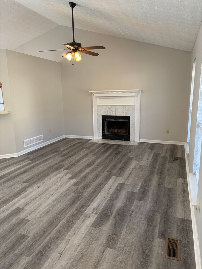 Building Photo - Tri level home
