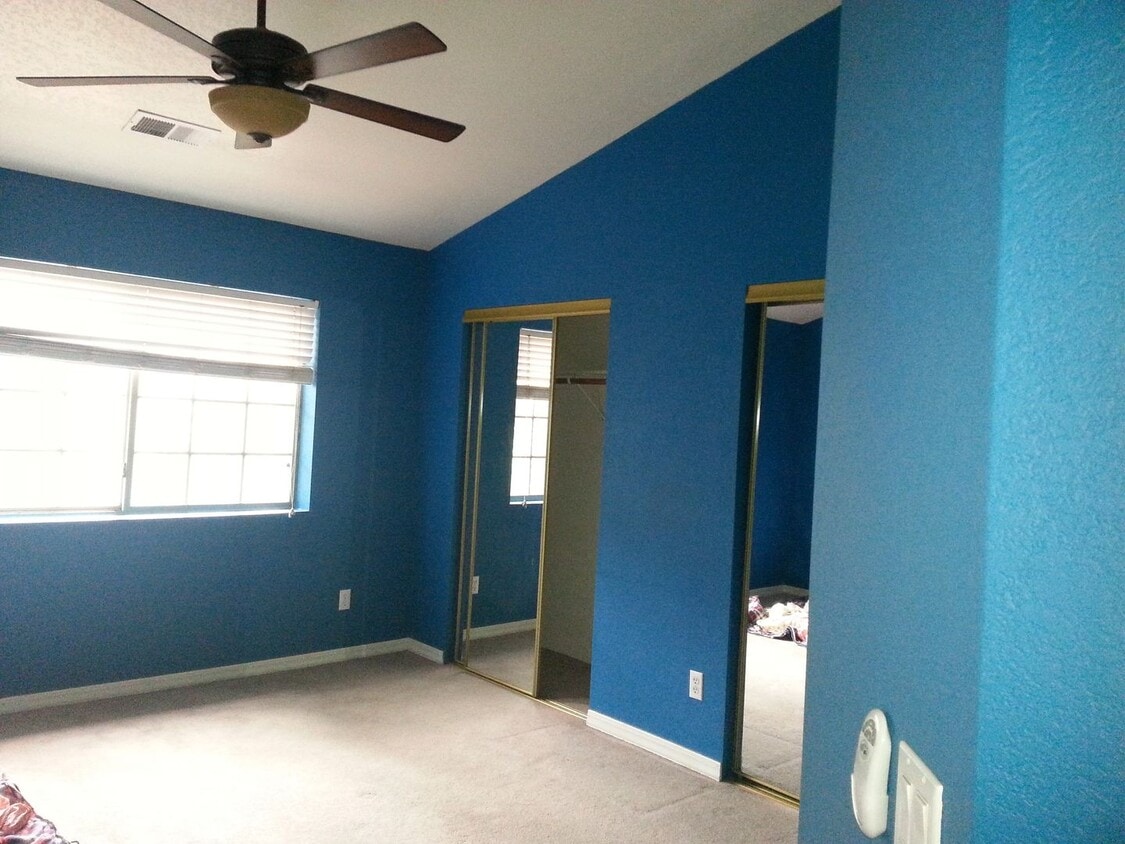 Building Photo - COMING SOON! 3 Bedroom Townhome in The Tow...