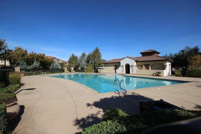 Foto del edificio - 3 Bed Home in Gated Elk Grove Community