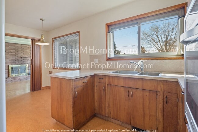 Building Photo - Retro Home Near Madison South! Close to Tr...