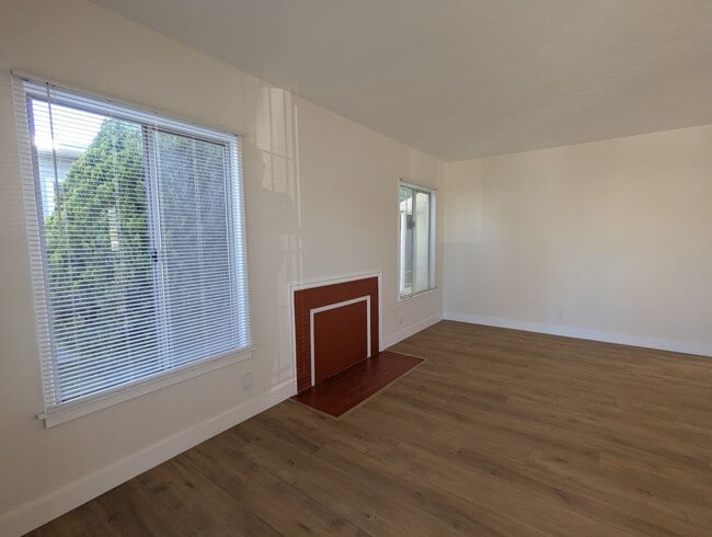 Foto del edificio - 6208-6210 S Fairfax Ave