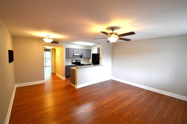 Building Photo - 1632 Meadows Cir W