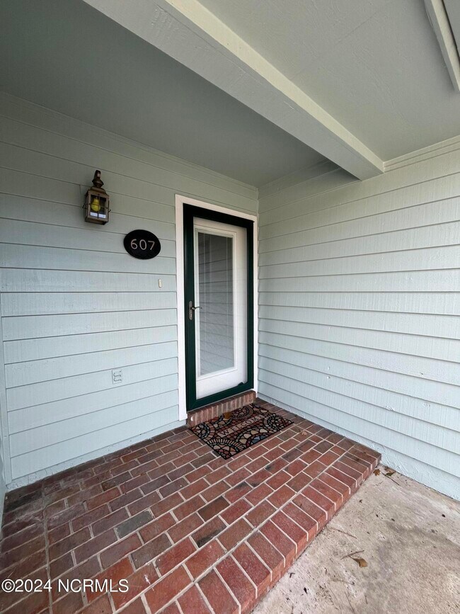 Building Photo - 607 Independence Dr