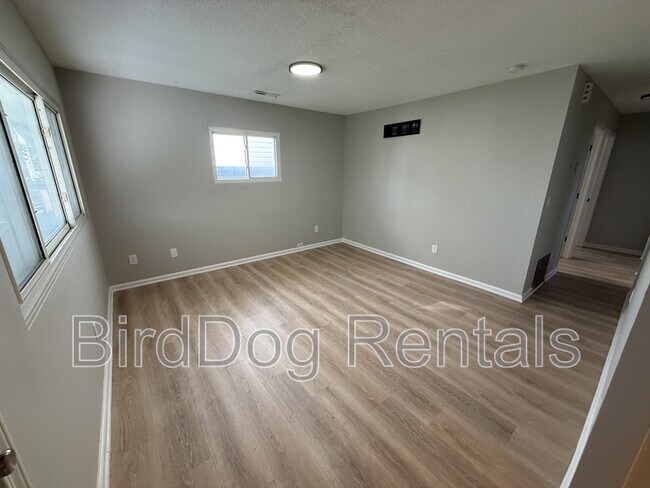 Foto del edificio - 690 Gibbard Ave