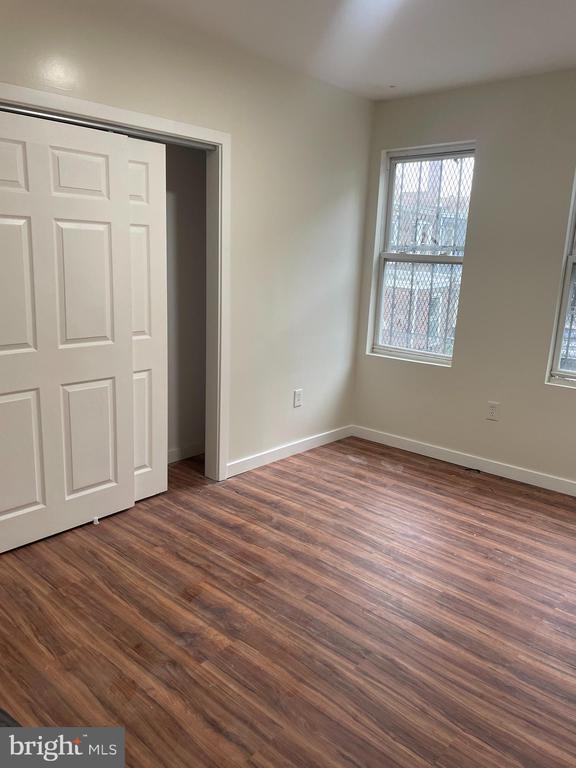 Foto del edificio - 7028 Elmwood Ave