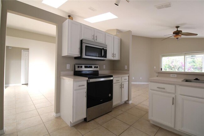 Building Photo - 293 Woodbury Pines Cir