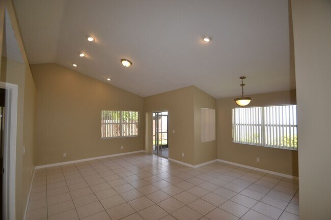 Building Photo - 2995 Myrtle Oak Cir