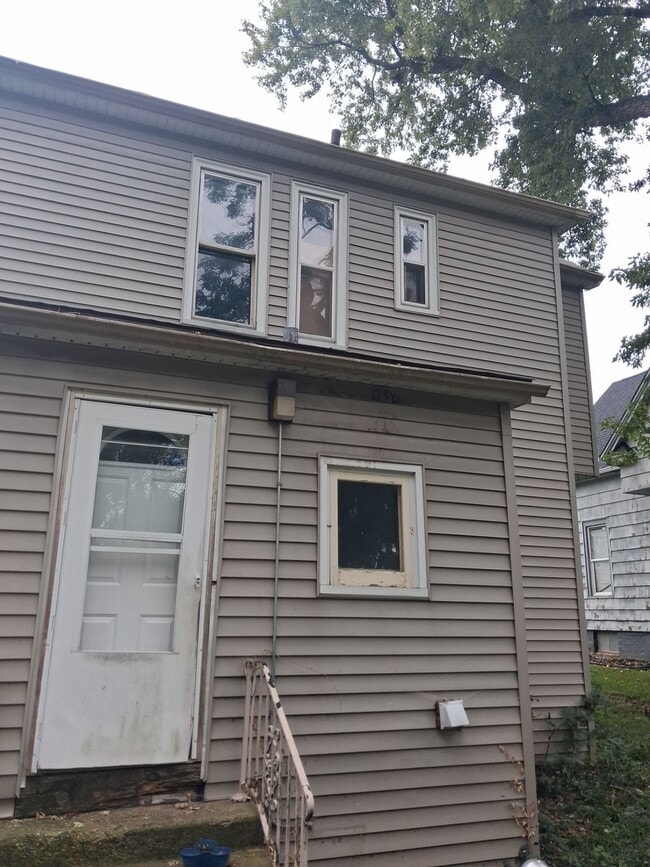 Building Photo - 512 Fairholm Ave