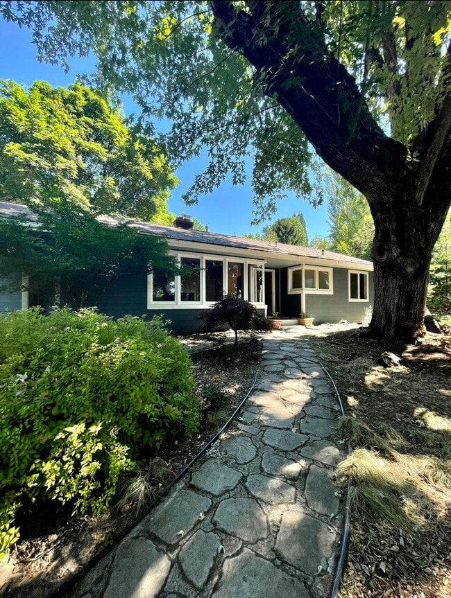 Building Photo - 10255 SW Walker Rd