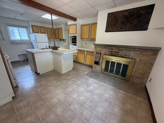 Building Photo - 1330 Dewey Ct
