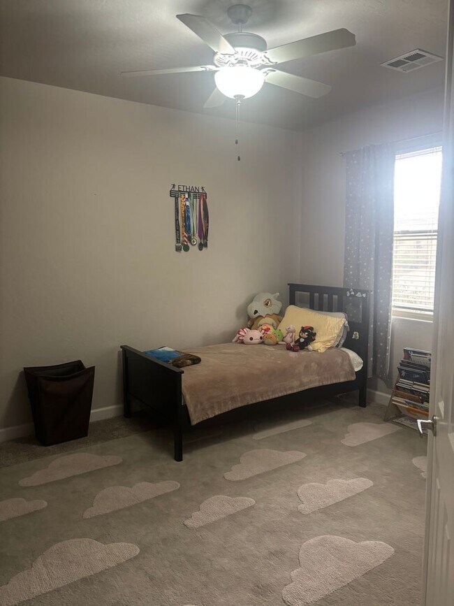 Building Photo - Charming 4 Bedroom 2.5 bath house in a Gat...