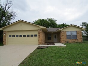 Building Photo - 2402 Lazy Ridge Dr