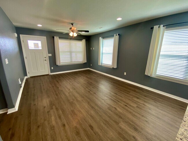 Foto del edificio - Lovely 3 Bedroom Home Ready NOW! Pets Welc...