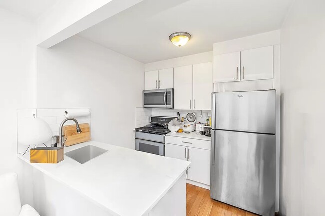 Building Photo - 287 Bleecker St