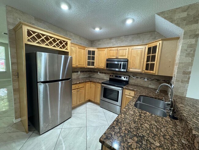 Foto del edificio - SPACIOUS, BEAUTIFUL 3 BEDROOM 2.5 BATH TOW...