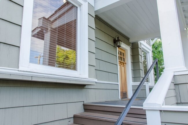 Building Photo - 4Bd/2.75Ba Seattle House