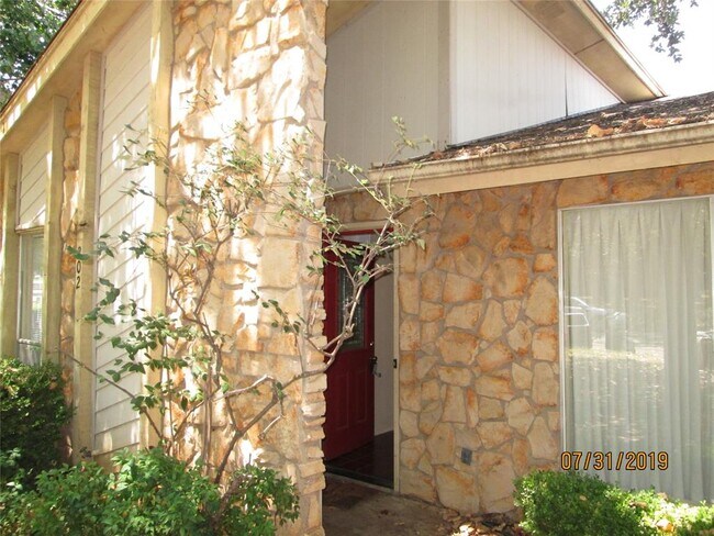 Building Photo - 202 Hollyhill Ln