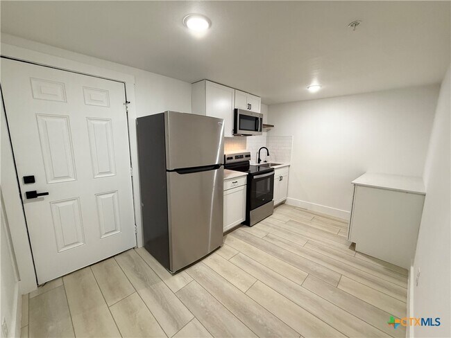 Foto del edificio - 2204 W San Antonio St