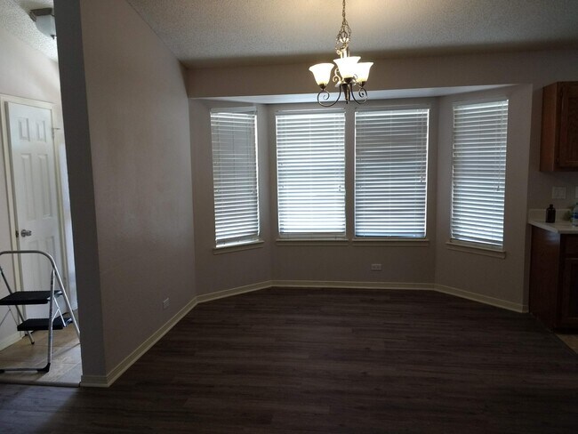 Building Photo - 801 Cloverview Dr