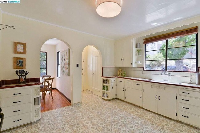 Building Photo - 3655 Calafia Ave