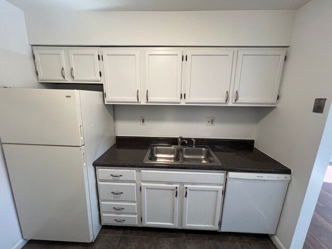 Building Photo - 4390 McPherson Ave