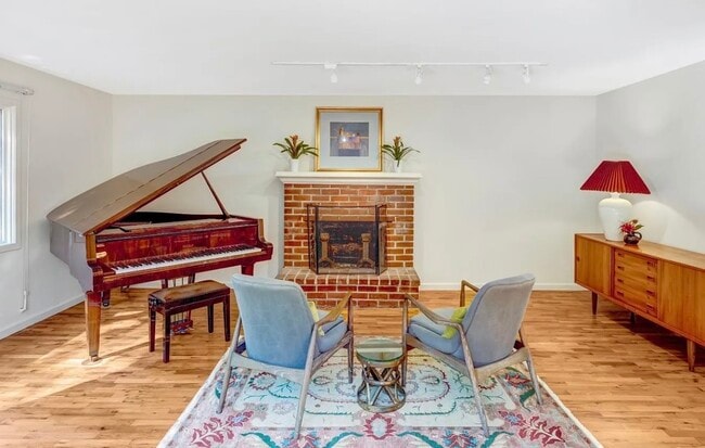 Building Photo - House For Rent