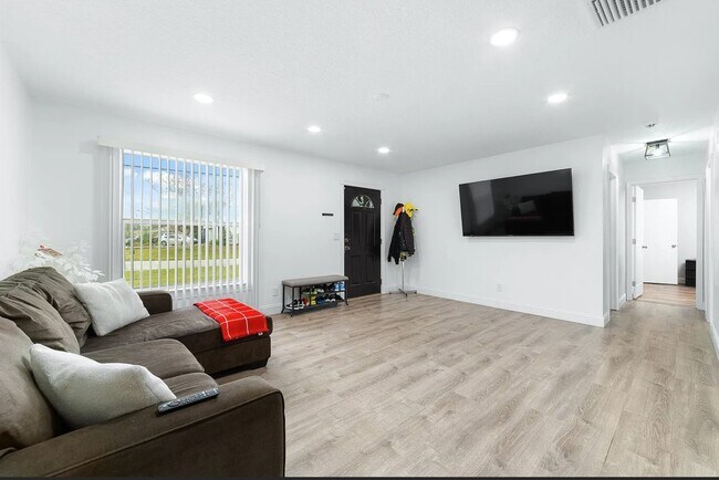 Building Photo - 181 SE Fallon Dr