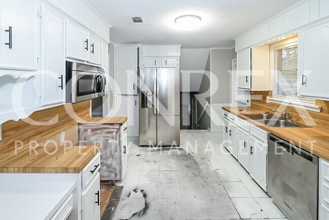 Building Photo - Charming 3 Bedroom