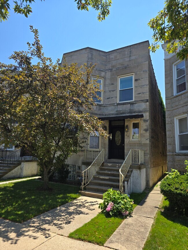 2.º piso, Greystone, 2 pisos, calle arbolada - 55 Chicago Ave