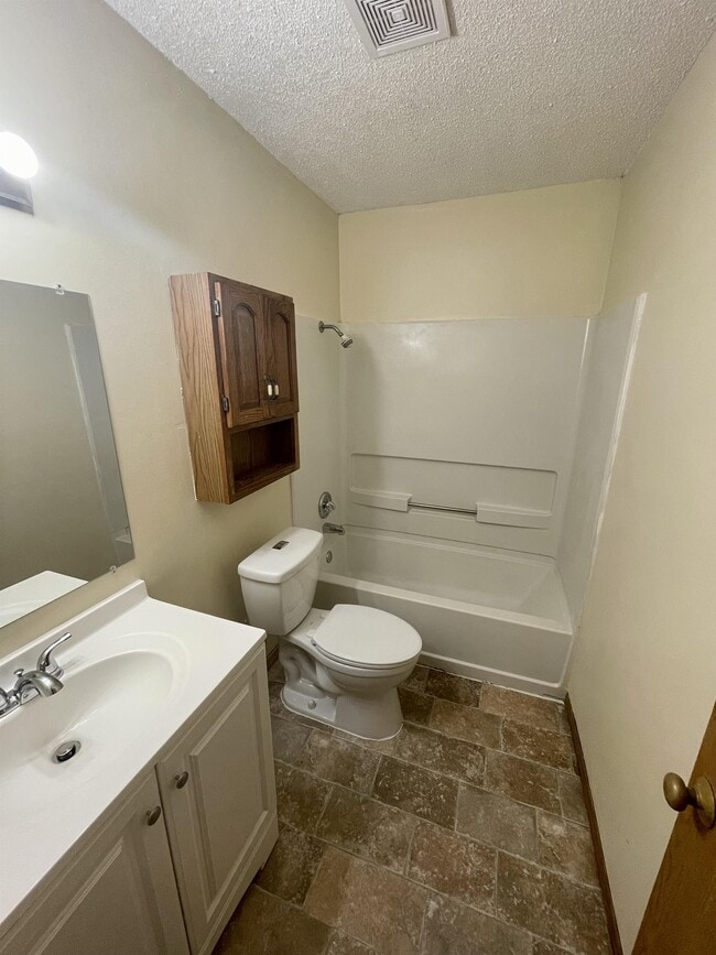 Building Photo - 817 Maple Ln