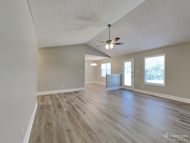 Foto del edificio - 1412 Grovewood Dr