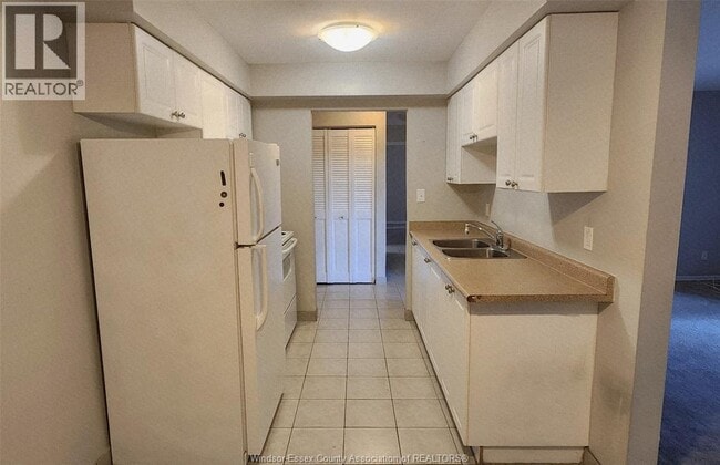 Building Photo - 3900 Wyandotte St E