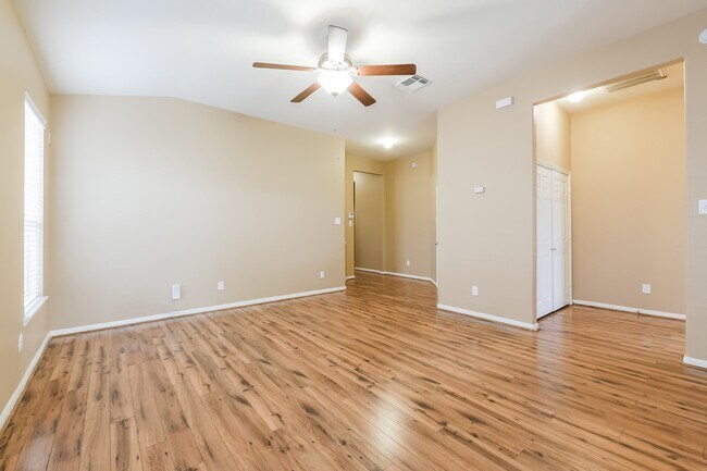 Foto del edificio - 15538 Anton Dr