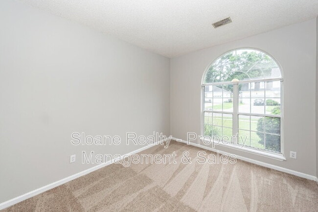 Building Photo - 1584 Kentwood Cir