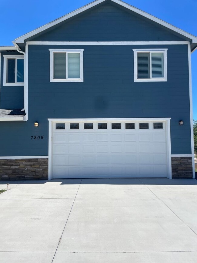 Building Photo - Entertainers delight, 3bdrm 2.5 bath home ...