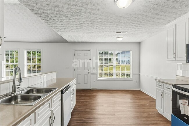Foto del edificio - 282 Rockingham Dr