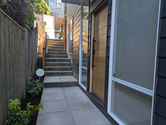 Photo - 33 W Etruria St (Seattle, WA) House