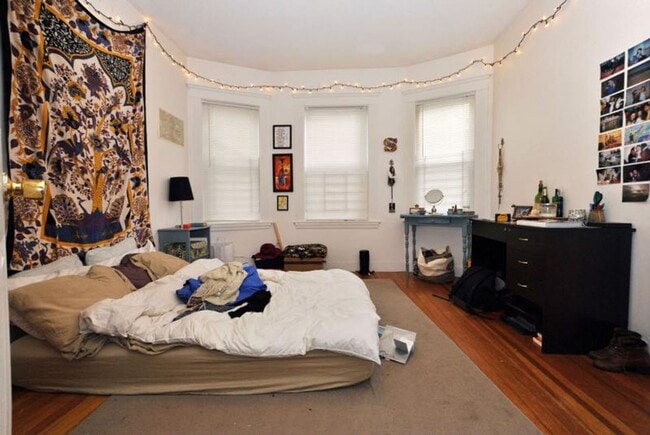 Building Photo - Amazing 4 Bedroom Apartment available 9/1