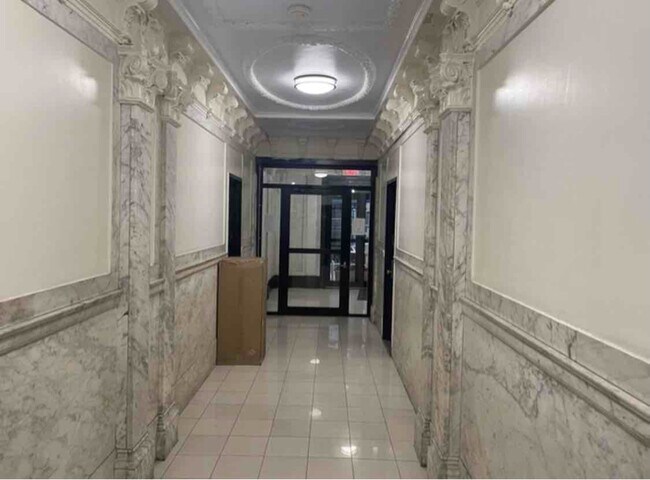 Building Photo - 525 W 111th St