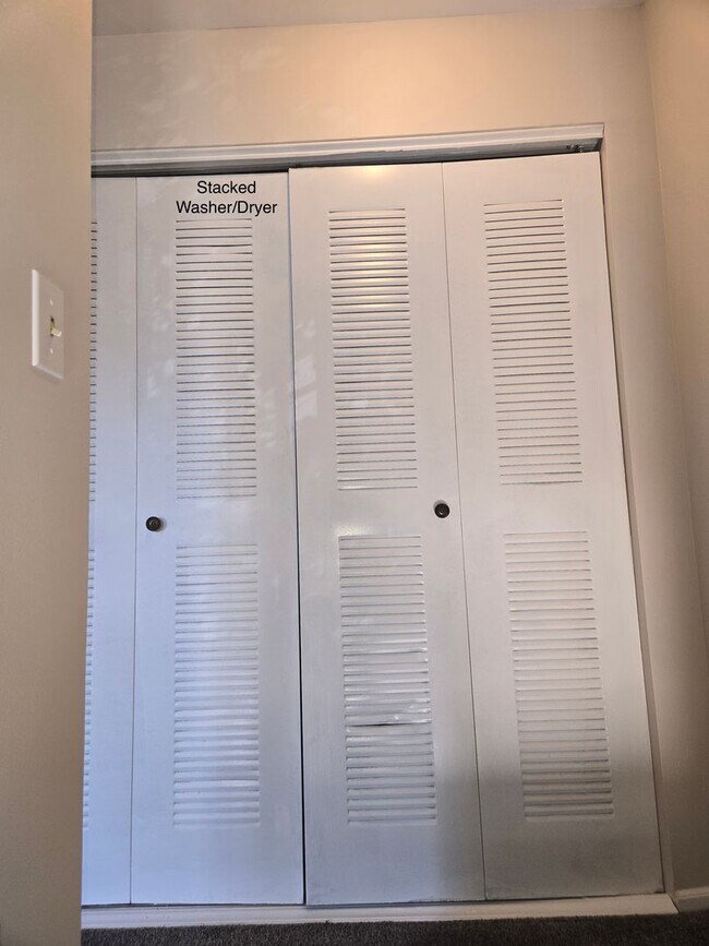 Building Photo - Commuter's delight! Freshly painted, 2-bed...