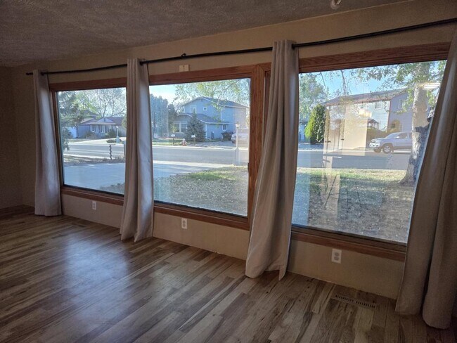 Foto del edificio - 921 Pasque Dr