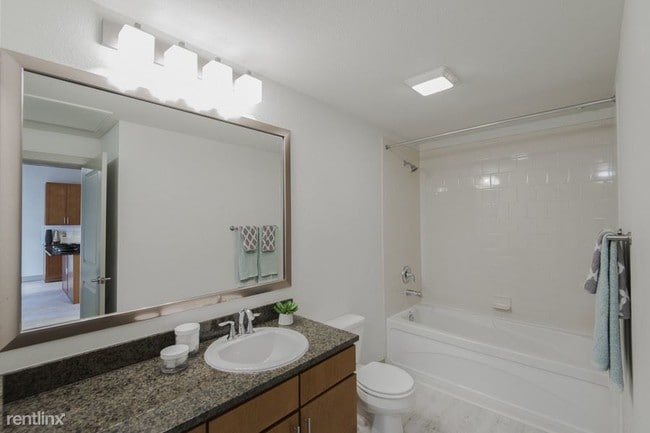 Building Photo - 1 br, 1 bath Apartment - 606 Marshall St 034