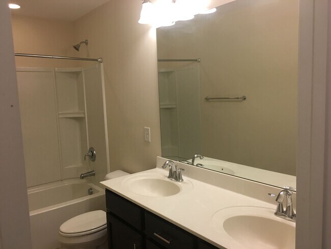 Guest Full Bath - 530 Methven Grove Dr