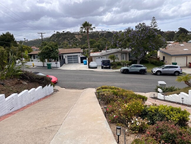 Building Photo - Bay Park, 2 bd, 2 ba, Home w/ 1 car garage & driveway parking, AC, private back yard, large front...